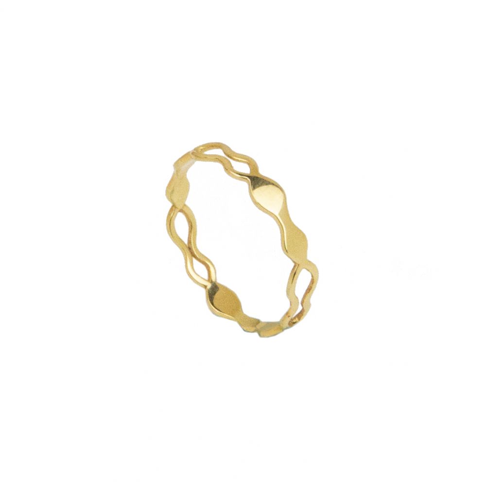 Signifying unbreakable links and unique connections. The Link Ring is crafted in 9k yellow gold. It's design makes a statement of relaxed opulence.  